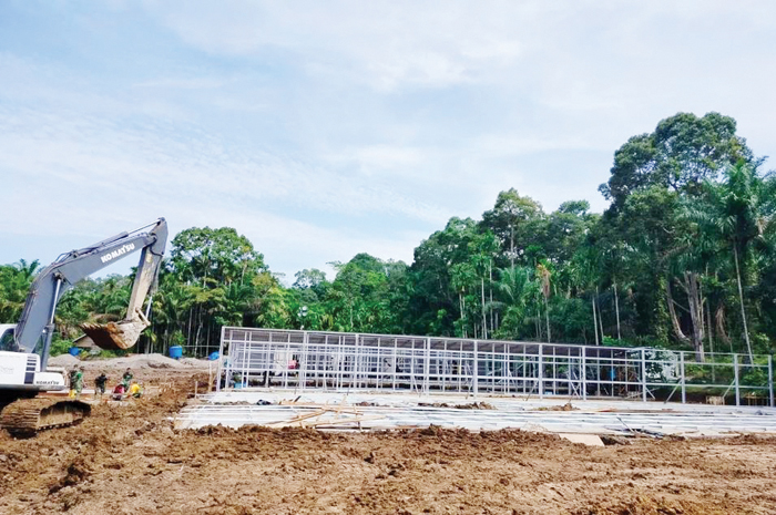 PEMBANGUNAN HUNTARA— TNI mengerahkan sebanyak 100 personil untuk mempercepat pembangunan hunian sementara di Lapangan Sepak Bola SDN 05 Kayu Pasak, Nagari atau Desa Salareh Aia, Kecamatan Palembayan, Kabupaten Agam.