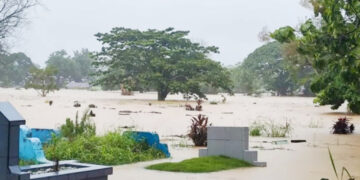 SUNGAI MELUAP— Kondisi makam di TPU Tunggul Hitam yang tergenang banjir akibat luapan Sungai Batang Kuranji.