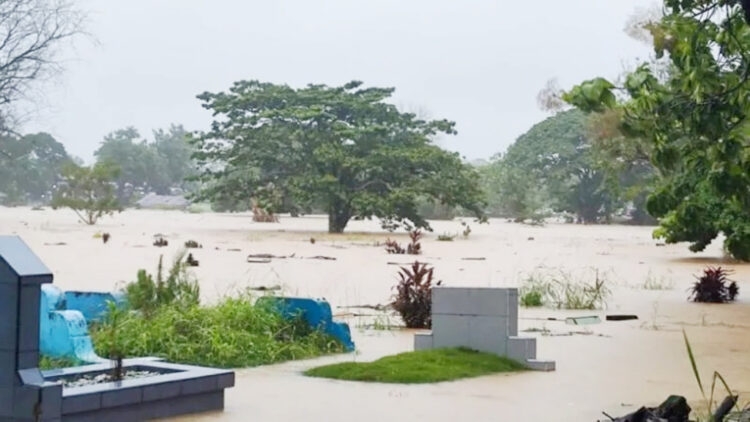 SUNGAI MELUAP— Kondisi makam di TPU Tunggul Hitam yang tergenang banjir akibat luapan Sungai Batang Kuranji.