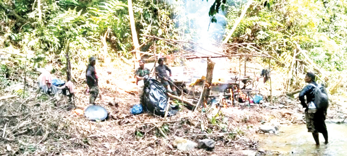 Tambang Emas Ilegal di Tapan Ditindak, Polisi Sita Mesin Pompa Air dan Peralatan Menambang 1 PENINDAKAN— Tim gabungan Polsek BAB Tapan melakukan penindakan terhadap tambang emas ilegal.