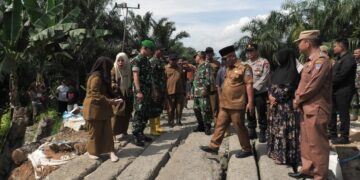 Pembangunan Jembatan Bailey di Nagari Koto Gadang Jaya Dimulai 9 PEMBANGUNAN JEMBATAN BAILEY— Bupati Pasaman Barat, Yulianto melakukan serahterima sekaligus pendistribusian material untuk pembangunan jembatan Bailey di Nagari Koto Gadang Jaya.