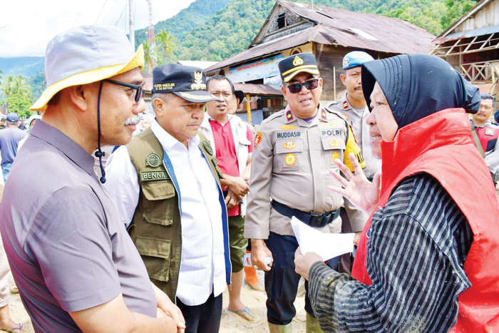 BERDISKUSI— Bupati Agam, Ir. H. Benni Walis, M.M., Dt. Tan Batuah, berdiskusi dengan Tri Rismaharini, Menteri Sosial masa jabatan 2019-2024, saat meninjau lokasi bencana galodo di Muaro Pisang, Jorong Pasa Maninjau, Kecamatan Tanjung Raya, Kamis (1/1).