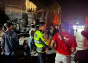 Truk Patah As Tabrak Mobil Parkir lalu Terbalik, Satu Orang Tewas di Tempat