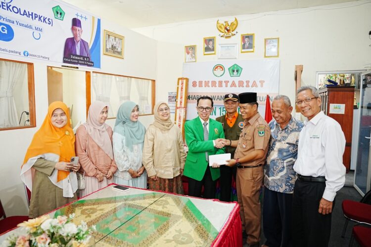 SERAHKAN BANTUAN— Rektor Universitas Andalas Efa Yonnedi, Ph.D menyerahkan bantuan dana pascabencana banjir yang melanda kota Padang, khususnya di wilayah batu busuk, Kecamatan Pauh, Selasa (6/1). Kegiatan penyaluran bantuan ini dilaksanakan di SMAN 15 Padang, Limau Manis.