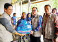 UNAND PEDULI— Rektor Universitas Andalas, Efa Yonnedi, Ph.D., menyerahkan bantuan melalui program Unand Peduli berkolaborasi dengan BTN, dan Kemdiktisaintek untuk warga Guo, Kecamatan Kuranji, Rabu (7/1) lalu.