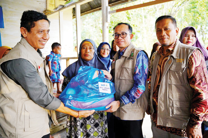 UNAND PEDULI— Rektor Universitas Andalas, Efa Yonnedi, Ph.D., menyerahkan bantuan melalui program Unand Peduli berkolaborasi dengan BTN, dan Kemdiktisaintek untuk warga Guo, Kecamatan Kuranji, Rabu (7/1) lalu.