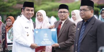 Wako Solok jadi Pembina Upacara HAB Kemenag ke-80 9 PENGHARGAAN—Wali Kota Solok, Dr. H. Ramadhani Kirana Putra, SE, MM, saat menerima penghargaan.