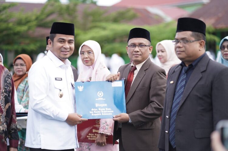 Wako Solok jadi Pembina Upacara HAB Kemenag ke-80 1 PENGHARGAAN—Wali Kota Solok, Dr. H. Ramadhani Kirana Putra, SE, MM, saat menerima penghargaan.
