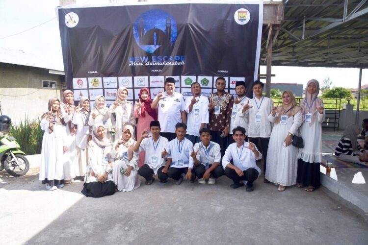 Wako Pariaman Buka Iven New Escape Mari Bermuhasabah 1 FOTO BERSAMA— Wali Kota PariamanYota Balad menghadiri iven ”New Escape Mari Bermuhasabah di Masjid Ar-Rahman Desa Kampung Baru.