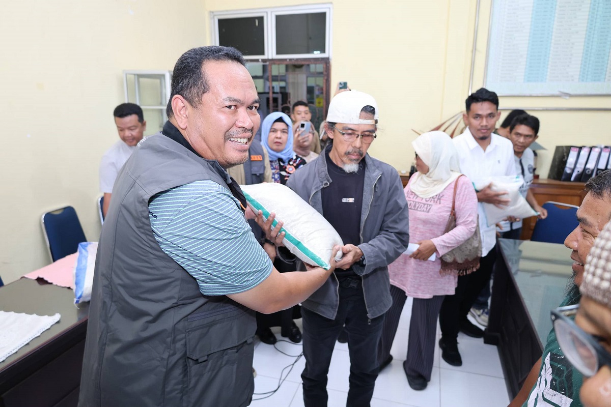 Walikota Yota Balad Berikan Bantuan Pada 109 Orang Pedagang Pasar Pagi Kota Pariaman