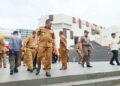 SIDAK— Wako Ramlan Nurmatias saat melakukan sidak ke Pasar Atas Bukittinggi beberapa waktu yang lalu.
