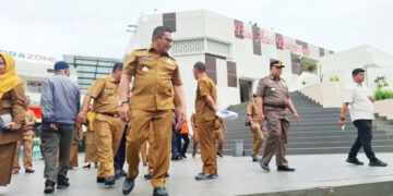 SIDAK— Wako Ramlan Nurmatias saat melakukan sidak ke Pasar Atas Bukittinggi beberapa waktu yang lalu.