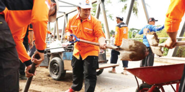 Warga Korban Banjir Bergerak Sendiri, Mulyadi Muslim Minta Pemko Lebih Terbuka 9 PEMBERSIHAN MATERIAL LUMPUR— Anggota DPRD Kota Padang dari Dapil I Koto Tangah, Mulyadi Muslim yang juga Ketua DPD PKS Kota Padang bersama kader PKS turun membersihkan sisa material banjir bandang di kawasan Jembatan Lori, Lubuk Minturun, Kecamatan Koto Tangah, Kota Padang, akhir November lalu.