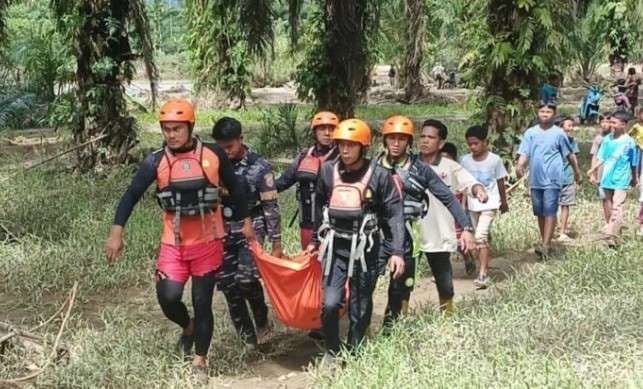 EVAKUASI— Tim SAR gabungan mengevakuasi jenazah Arisman yang tewas akibat terseret arus sungai saat seberangi sungai di Pasbar.