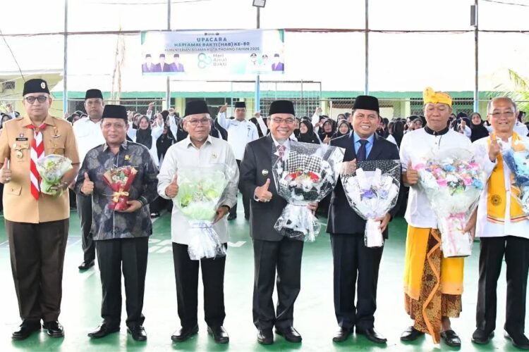 UPACARA PERINGATAN HAB— Wakil Wali Kota Padang, Maigus Nasir, menghadiri peringatan Hari Amal Bhakti (HAB) ke-80 Kementerian Agama tingkat Kota Padang yang digelar di Aula MAN 2 Padang, Sabtu (3/1).