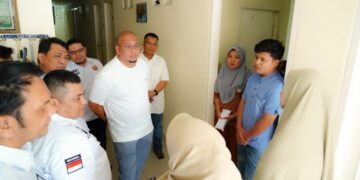 Andre Rosiade Bawa Remaja Penderita Jantung Bocor Berobat ke Jakarta, Beri Bantuan Rp30 Juta 9 BANTU PENGOBATAN— Wakil Ketua Komisi VI DPR RI Andre Rosiade, membawa Muhammad Rayhan (18), remaja penderita penyakit jantung bocor yang berasal dari Ambun Pagi, Nagari Matur Mudiak, Kecamatan Matur, Kabupaten Agam, untuk menjalani pengobatan di Rumah Sakit Harapan Kita, Jakarta, kemarin.