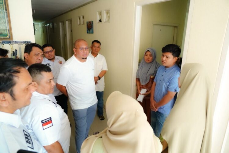 BANTU PENGOBATAN— Wakil Ketua Komisi VI DPR RI Andre Rosiade, membawa Muhammad Rayhan (18), remaja penderita penyakit jantung bocor yang berasal dari Ambun Pagi, Nagari Matur Mudiak, Kecamatan Matur, Kabupaten Agam, untuk menjalani pengobatan di Rumah Sakit Harapan Kita, Jakarta, kemarin.