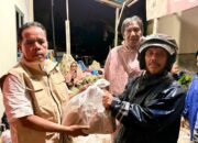 Andre Rosiade Bagikan 1.000 Nasi Bungkus untuk Korban Banjir di Kota Padang