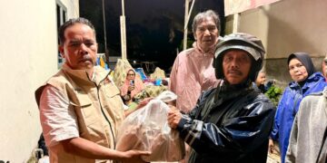 Andre Rosiade Bagikan 1.000 Nasi Bungkus untuk Korban Banjir di Kota Padang 9 BAGIKAN NASI BUNGKUS— Wakil Ketua Komisi VI DPR RI Andre Rosiade kembali menunjukkan kepeduliannya kepada warga terdampak banjir. Jumat (2/1/2026) malam, tim Andre menyalurkan bantuan difokuskan pada beberapa kawasan terdampak, yakni Kelurahan Tabing Banda Gadang, Kurao Padang, Kampung Lapai di Kecamatan Nanggalo, serta Dadok Tunggul Hitam di Kecamatan Koto Tangah.