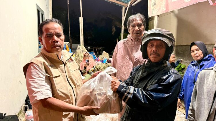 Andre Rosiade Bagikan 1.000 Nasi Bungkus untuk Korban Banjir di Kota Padang 1 BAGIKAN NASI BUNGKUS— Wakil Ketua Komisi VI DPR RI Andre Rosiade kembali menunjukkan kepeduliannya kepada warga terdampak banjir. Jumat (2/1/2026) malam, tim Andre menyalurkan bantuan difokuskan pada beberapa kawasan terdampak, yakni Kelurahan Tabing Banda Gadang, Kurao Padang, Kampung Lapai di Kecamatan Nanggalo, serta Dadok Tunggul Hitam di Kecamatan Koto Tangah.