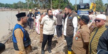 Yayasan Dar el-Iman Bersama Pemko Padang dan UPI YPTK Percepat Pemulihan Pascabencana 9 PEMULIHAN DI GURUN LAWEH— Wali Kota Padang, Fadly Amran saat melakukan peninjauan lapangan ke Gurun Laweh, Kecamatan Nanggalo, Selasa (6/1). Di lokasi tersebut telah terdapat posko bantuan bersama yang didirikan Yayasan Dareliman Peduli dan UPI YPTK.