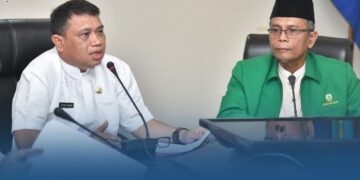 ARAHAN— Sekretaris Daerah (Sekda) Kota Sawahlunto Rovanly Abdams menerima dan menyampaikan arahan kepada 218 mahasiswa Universitas Andalas (Unand) yang akan melaksanakan Kuliah Kerja Nyata (KKN) di 9 desa di Kota Sawahlunto, Jumat (2/1).