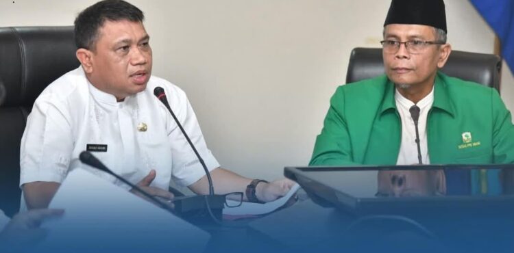 ARAHAN— Sekretaris Daerah (Sekda) Kota Sawahlunto Rovanly Abdams menerima dan menyampaikan arahan kepada 218 mahasiswa Universitas Andalas (Unand) yang akan melaksanakan Kuliah Kerja Nyata (KKN) di 9 desa di Kota Sawahlunto, Jumat (2/1).