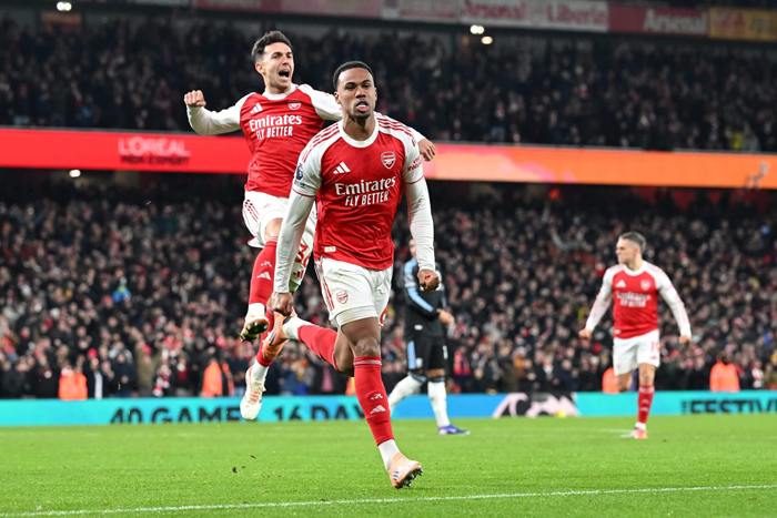 Tutup Tahun di Puncak, Arsenal Bisa JuaraLiga Inggris? 1 PESTA GOL— Arsenal meraih tiga poin kala menjamu Aston Villa lewat kemenangan 4-1 pada pekan ke-19, di Stadion Emirates, Rabu (31/12) dini hari WIB. Empat gol kemenangan Arsenal dicetak Gabriel Magalhaes (48'), Martin Zubimendi (52'), Leandro Trossard (69'), dan Gabriel Jesus (78'). Sementara gol hiburan dari Aston Villa dicetak oleh Ollie Watkins (90+4').