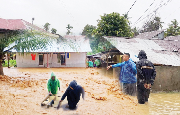 BANJIR— Kondisi permukiman yang dilanda bencana banjir di Kota Padang hinga membuat Tim SAR gabungan mengevakuasi ratusan warga.