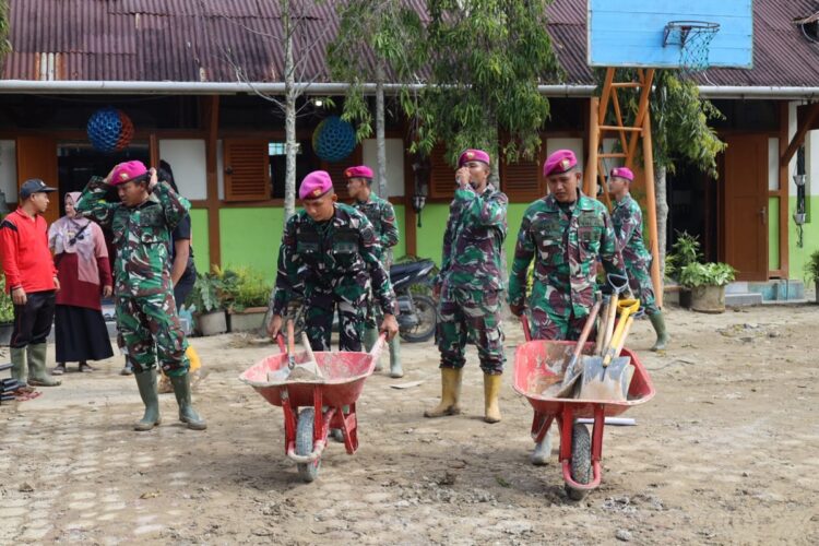 Tim Satgas Gulbencal TNI AL Kodaeral II, Bersihkan SMPN 1 Tanjung Raya dari Lumpur 1 PEMBERSIHAN— Tim Satgas Kodaeral II melakukan pembersihan di lingkungan SMP Negeri 1 Tanjung Raya, Nagari Kubu Baru, Kecamatan Tanjung Raya, Kabupaten Agam, Selasa (6/1). Kegiatan pembersihan fasilitas sekolah yang terdampak bencana tersebut dilaksanakan secara bergotong royong dengan para guru, wali murid, serta relawan Anak Nagari Maninjau.