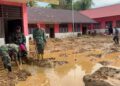 Prajurit Korps Marinir Fokus Bersihkan Sekolah dan Kantor Pemerintahan 3 BERSIHKAN SEKOLAH— Prajurit Korps Marinir sedang membersihkan lumpur di SDN No. 152981 Tukka 1B, Jalan Humala Tambunan, di Takka, Tapanuli Tengah, sebelumnya kantor camat juga dibersihkan.
