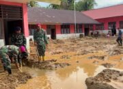 Prajurit Korps Marinir Fokus Bersihkan Sekolah dan Kantor Pemerintahan
