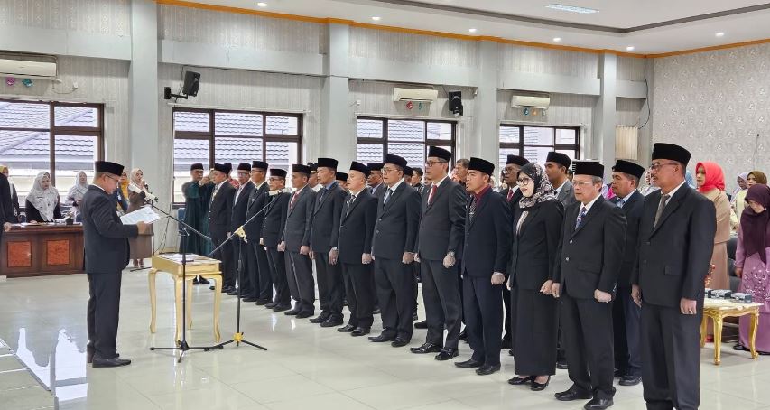 bupati pasaman welly saat pelantikan pejabat di limngkungan Pasman