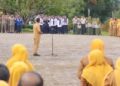 APEL GABUNGAN— Bupati Jon Pandu ketika memimpin apel gabungan perdana ASN pascalibur Tahun Baru 2026, di halaman Kantor Bupati Solok di Arosuka, Senin (5/1). Apel perdana juga juga dihadiri Wakil Bupati Solok H. Candra, Sekretaris Daerah Medison, para Asisten, Staf Ahli, dan Kepala OPD.