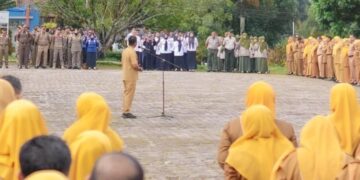 APEL GABUNGAN— Bupati Jon Pandu ketika memimpin apel gabungan perdana ASN pascalibur Tahun Baru 2026, di halaman Kantor Bupati Solok di Arosuka, Senin (5/1). Apel perdana juga juga dihadiri Wakil Bupati Solok H. Candra, Sekretaris Daerah Medison, para Asisten, Staf Ahli, dan Kepala OPD.