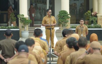 bupati solok selatan khirunas berikan araha saat pimpin apel perdana pada tahun 2026