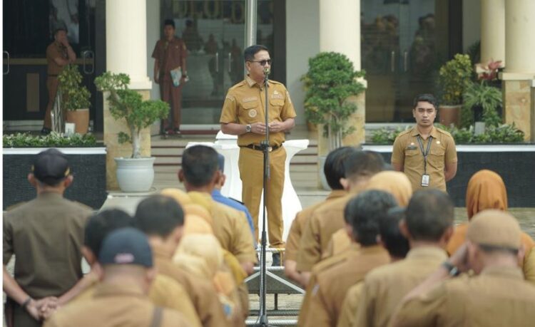 ARAHAN— Bupati Solok Selatan Khirunas memberikan arahan saat pimpin apel perdana pada tahun 2026, di halaman kantor Bupati Solsel, Senin (5/1).
