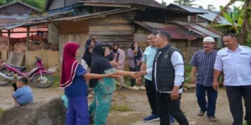 Beri Dukungan Moril, Bupati Solok Datangi Korban Kebakaran Sungai Abu 9 KUNJUNGI KORBAN KEBAKARAN— Bupat Solok Jon Firman Pandu meninjau langsung lokasi kebakaran rumah warga di Nagari Sungai Abu.