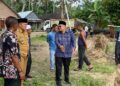 NORMALISASI SUNGAI— Bupati Pasaman Welly Suhery melihat langsung kondisi bantaran sungai yang tergerus akibat bencana banjir bandang akhir November 2025 lalu..