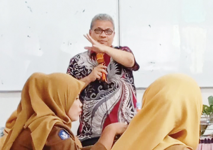 Pemulihan Pascabencana, Ketua DPRD Sumbar Tekankan Pentingnya Keakuratan Data 1 KUNJUNGI— Ketua DPRD Sumbar, Muhidi saat mengunjungi SMA Negeri 9 Padang yang terdampak bencana banjir.