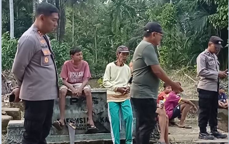 Jembatan Korong Maransi Putus, Akses Penghubung Antarwilayah Terputus 1 JEMBATAN PUTUS— Bupati Padangpariaman John Kenedy Azis, melihat kondisi jembatan putus di Korong Maransi, Nagari Seulayat Ulakan, Kecamatan Ulakan Tapakis. Jembatan dengan panjang sekitar 9 meter tersebut putus pada Jumat malam sekitar pukul 23.15 WIB akibat meningkatnya debit air sungai yang dipicu oleh tingginya intensitas hujan.