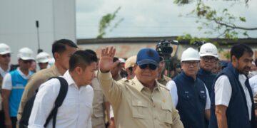 Danantara Sinergikan BUMN Bangun Huntara di Aceh Tamiang, PLN Sambung Listrik untuk Semua Rumah dan Fasum 8 Presiden Republik Indonesia, Prabowo Subianto (depan) saat meninjau progres pembangunan Rumah Hunian Danantara (Huntara) di Aceh Tamiang pada Kamis, 1 Januari 2026. Sumber foto: Biro Pers Sekretariat Presiden.
