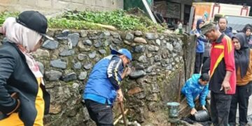 GOTONG ROYONG— Camat Barangin, Irma Mulyadi (paling kiri) pimpin gotong royong  yang diikuti antusias oleh warga di Desa Santur. Saat ini,, Kecamatan Barangin menggerakkan arisan gotong royong (goro) arisan atau bajulo-bajulo pada setiap desa dan kelurahan.