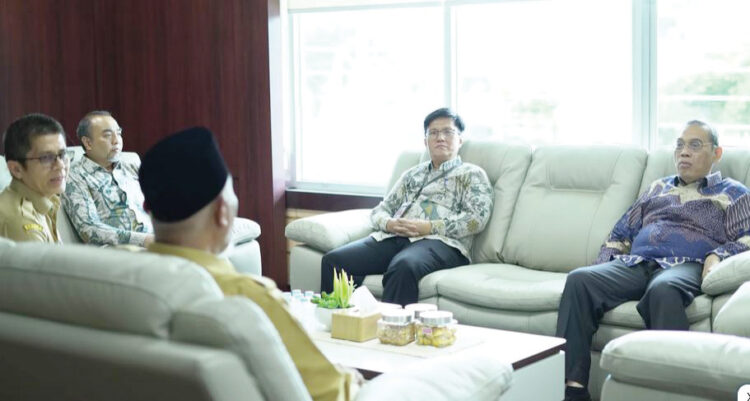 Penanganan Bencana Hidrometeorologi, Gubernur Koordinasi dengan BPK 1 KOORDINASI DENGAN BPK— Gubernur Mahyeldi Ansharullah melakukan pertemuan dengan Kepala BPK RI Perwakilan Sumbar, membahas langkah penanganan bencana, mulai dari tanggap darurat hingga rehabilitasi dan rekonstruksi, berjalan tepat sasaran, akuntabel, serta sesuai ketentuan peraturan perundang-undangan, di Istana Gubernuran, Rabu (31/12).