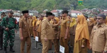 SALAMI ASN—Wali Kota Padang Panjang Hendri Arnis salami para ASN usai apel perdana Tahun 2026 di Lapangan Bancalaweh.