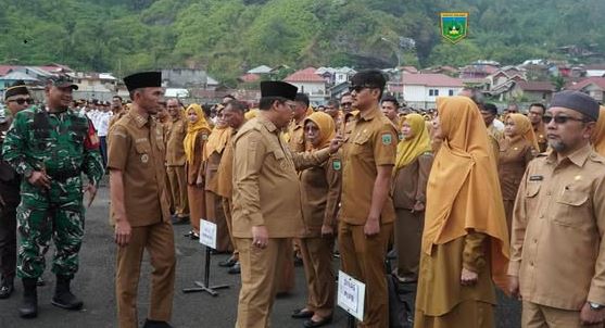 SALAMI ASN—Wali Kota Padang Panjang Hendri Arnis salami para ASN usai apel perdana Tahun 2026 di Lapangan Bancalaweh.