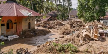 ILUSTRASI BENCANA— Ratusan rumah yang rusak dan porak poranda akibat di terjang banjir bandang susulan beberapa hari lalu yang terjadi di Nagari Batu Busuk, Padang.