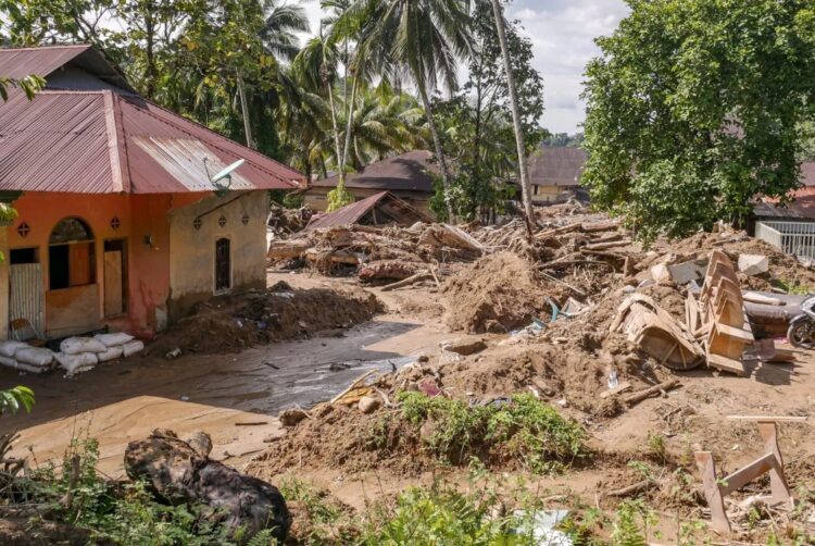 ILUSTRASI BENCANA— Ratusan rumah yang rusak dan porak poranda akibat di terjang banjir bandang susulan beberapa hari lalu yang terjadi di Nagari Batu Busuk, Padang.