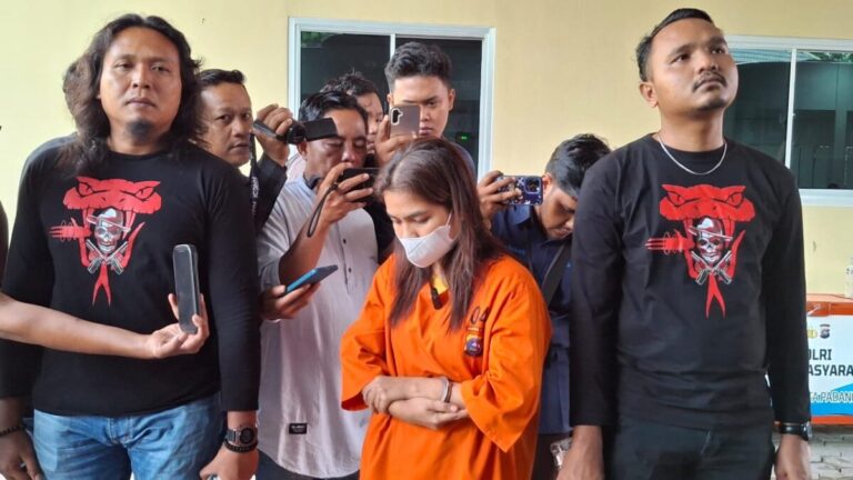 Cici si Ratu Sabu Kota Padang Ditangkap, Polisi Temukan 211 Paket Siap Edar, Dijual Rp 50 Ribu hingga Rp 500 Ribu 6 image1