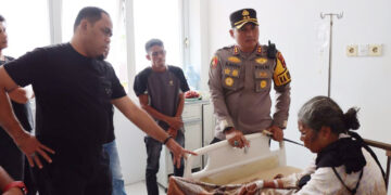 DIANIAYA— Korban Saudah (67) yang dianiaya penambang ilegal mendapatkan perawatan intensif di RSUD Tuanku Imam Bonjol Pasaman.